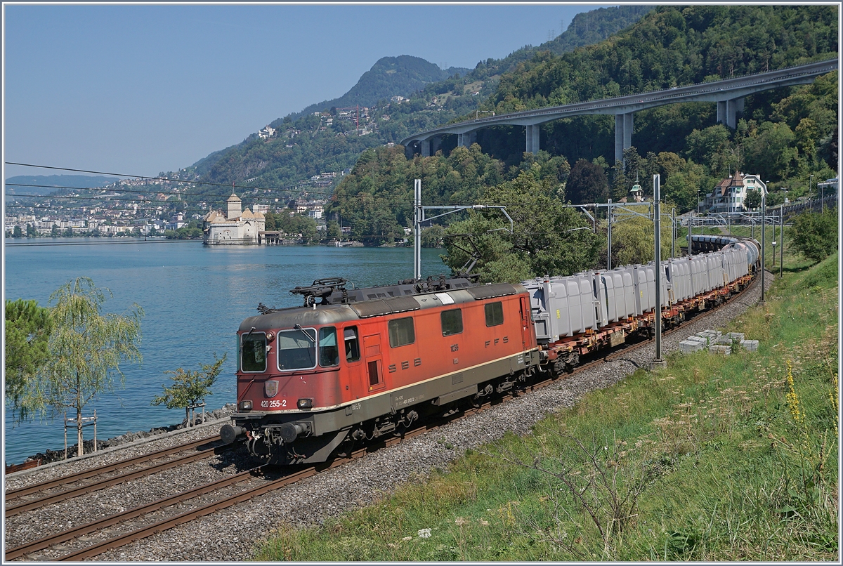 The SBB RE 420 255-2 with a Cargo train by the Castle of Chillon. 
21.08.2018