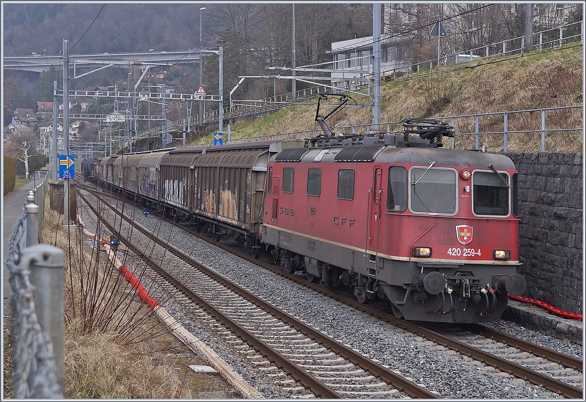 The SBB Re 420 259-4 with a Cargo Train by Villeneuve.
23.02.2018