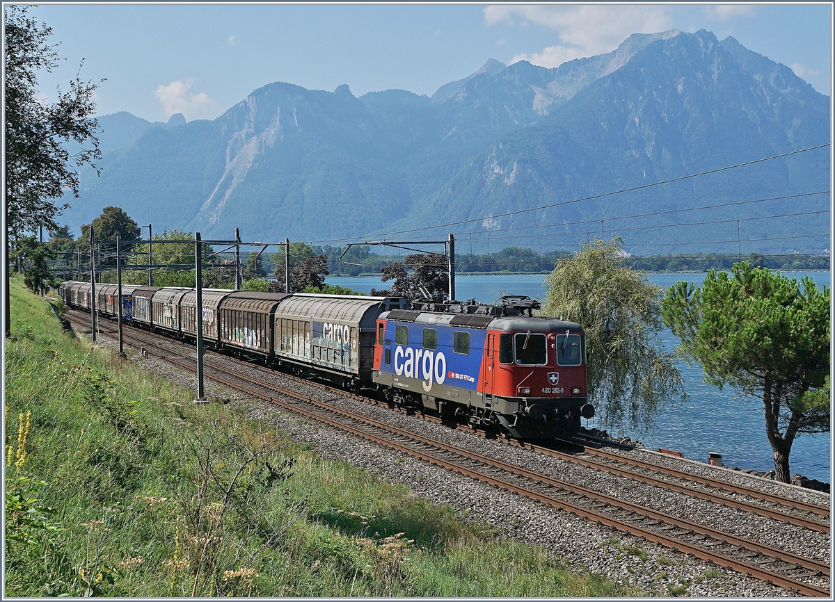 The SBB Re 420 262-5 with a Cargo train by Villeneuve.
21.08.2018
