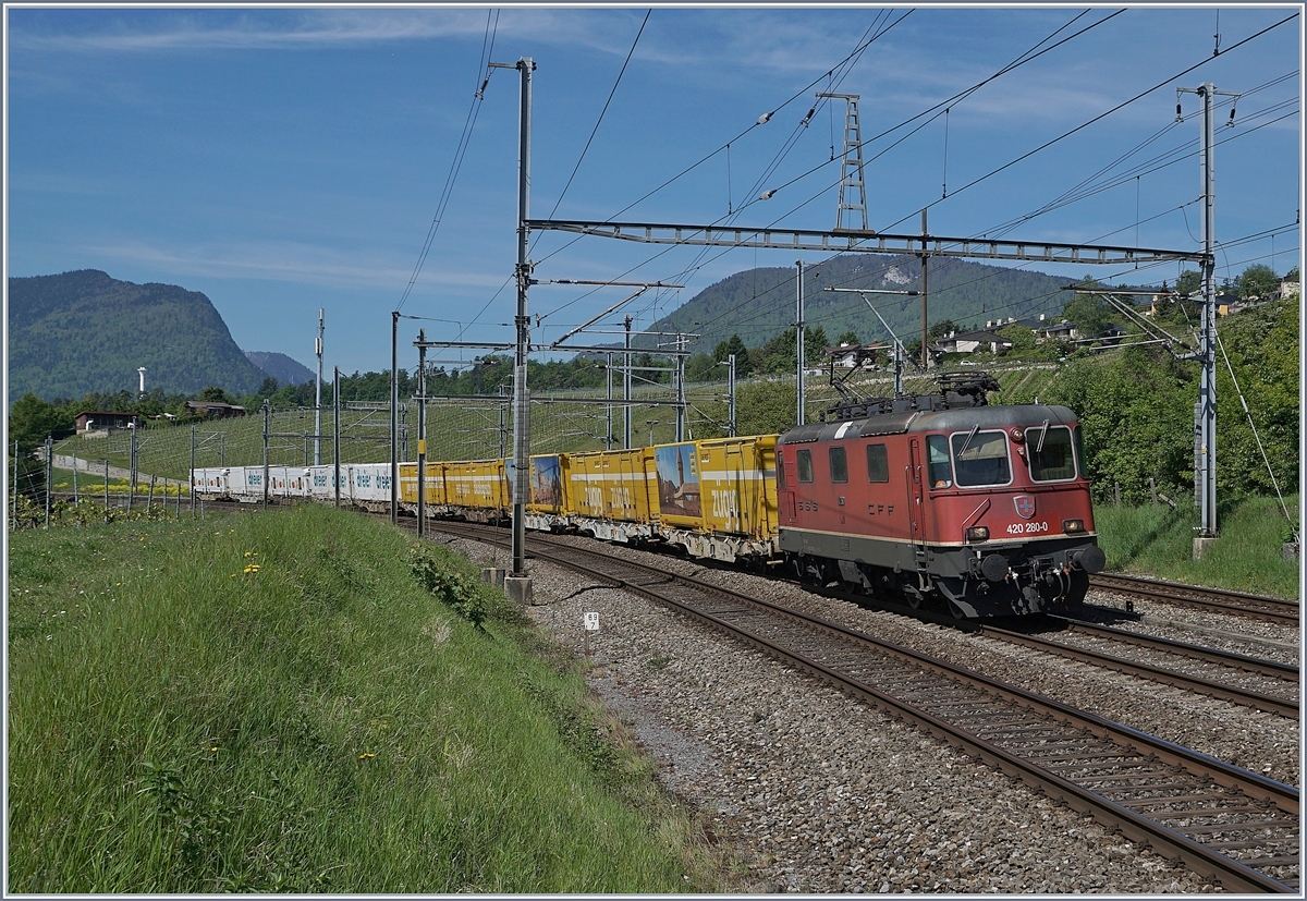 The SBB Re 420 280-0 with a Mail-Train by Auvernier.
16.05.2017