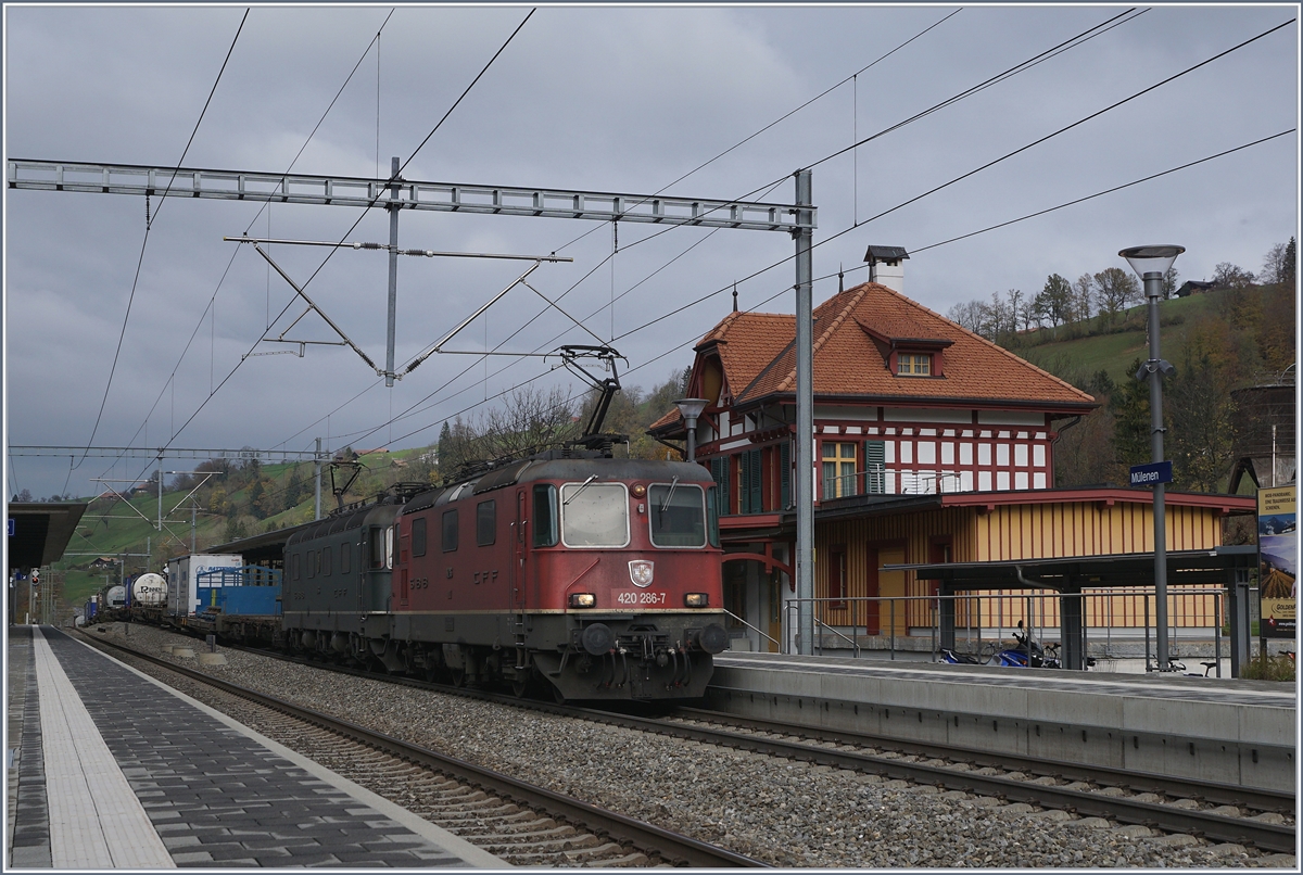 The SBB Re 420 286-7 and a Re 6/6 wiht a Cargo Train in Mülenen.

30.11.2017