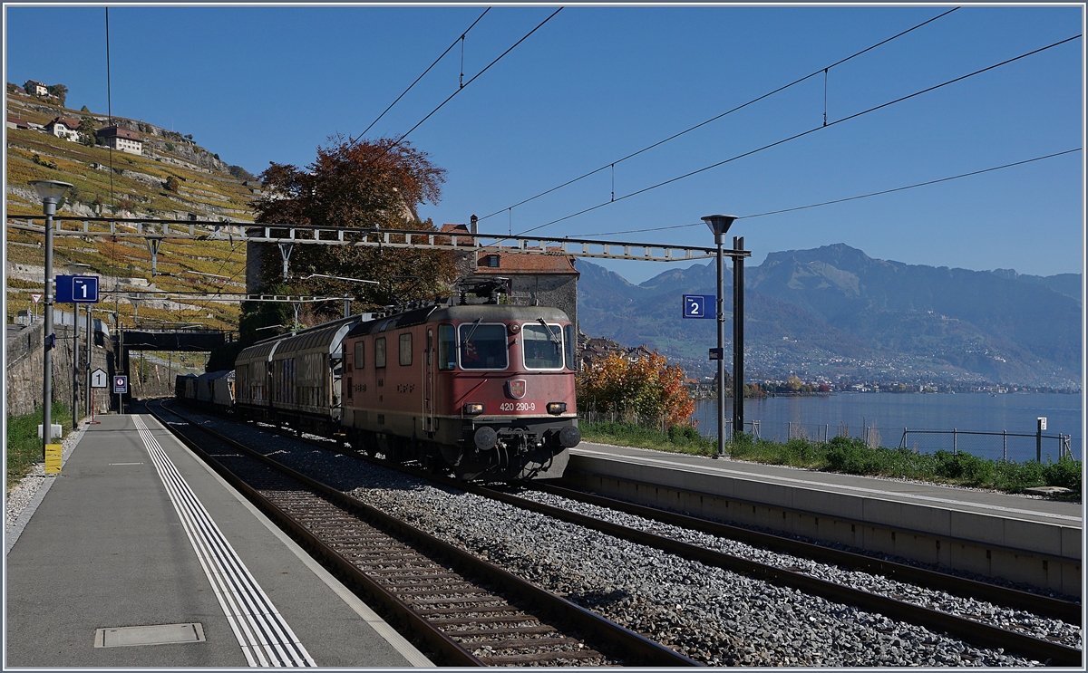 The SBB Re 420 290-9 with a Cargo Train in Rivaz.
18.10.2017