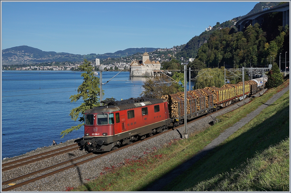The SBB Re 420 298-2 with a Cargo train by the Castle of Chillon.

11.10.2019