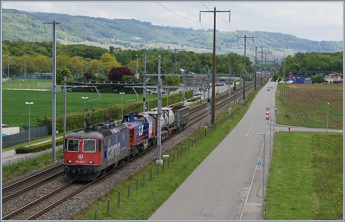 The SBB Re 420 314-7 with an Am 843 and a Cargo Train by Gland.
09.05.2017