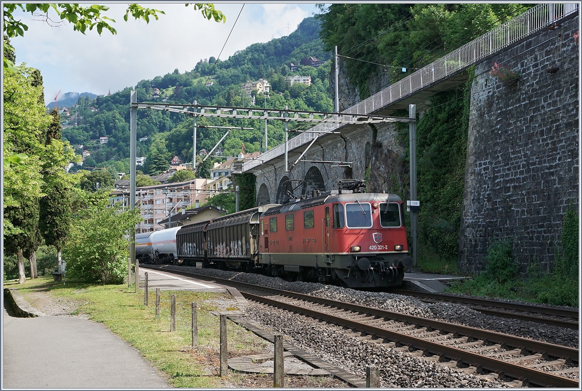 The SBB Re 420 321-2 with a Cargo train by Veytaux-Chillon.
05.06.2018