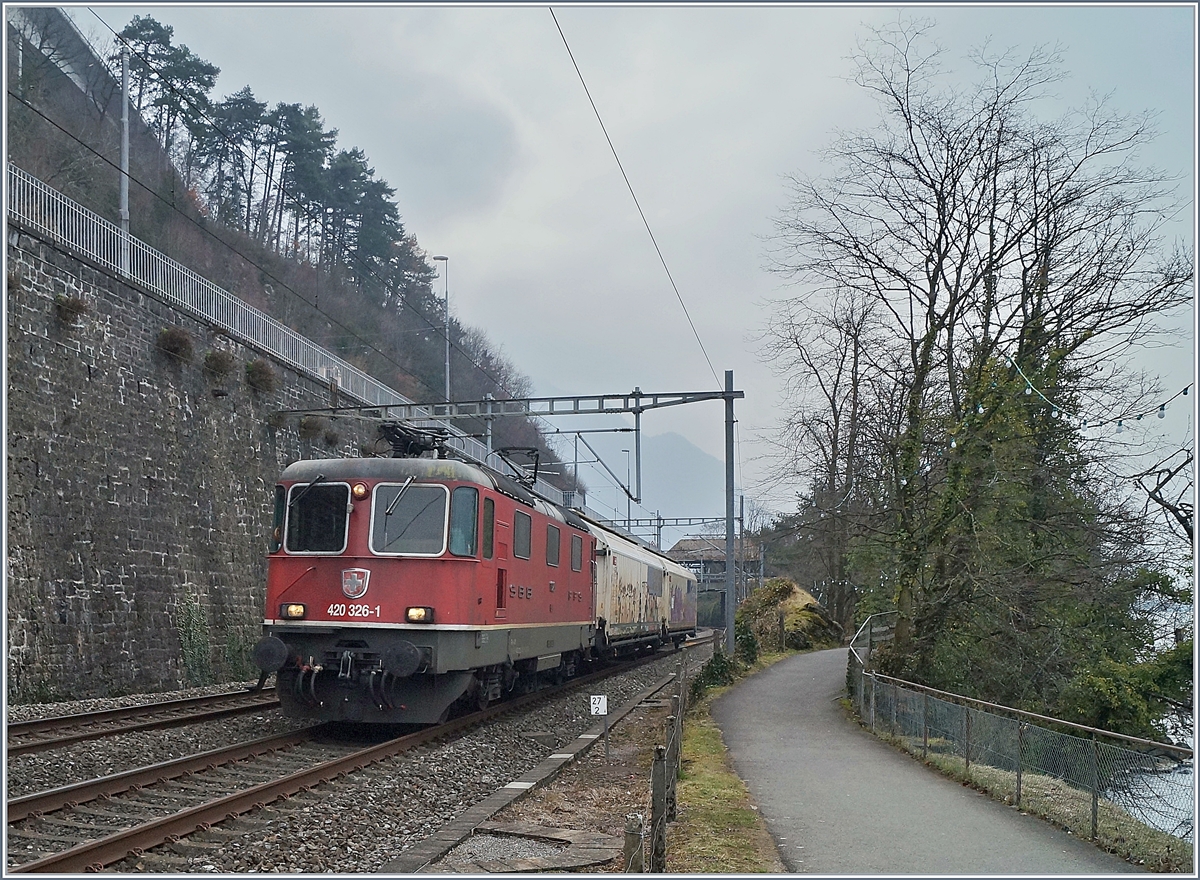 The SBB Re 420 326-1 with a short Cargo Train near the Castle of Chillon.
23.02.2018