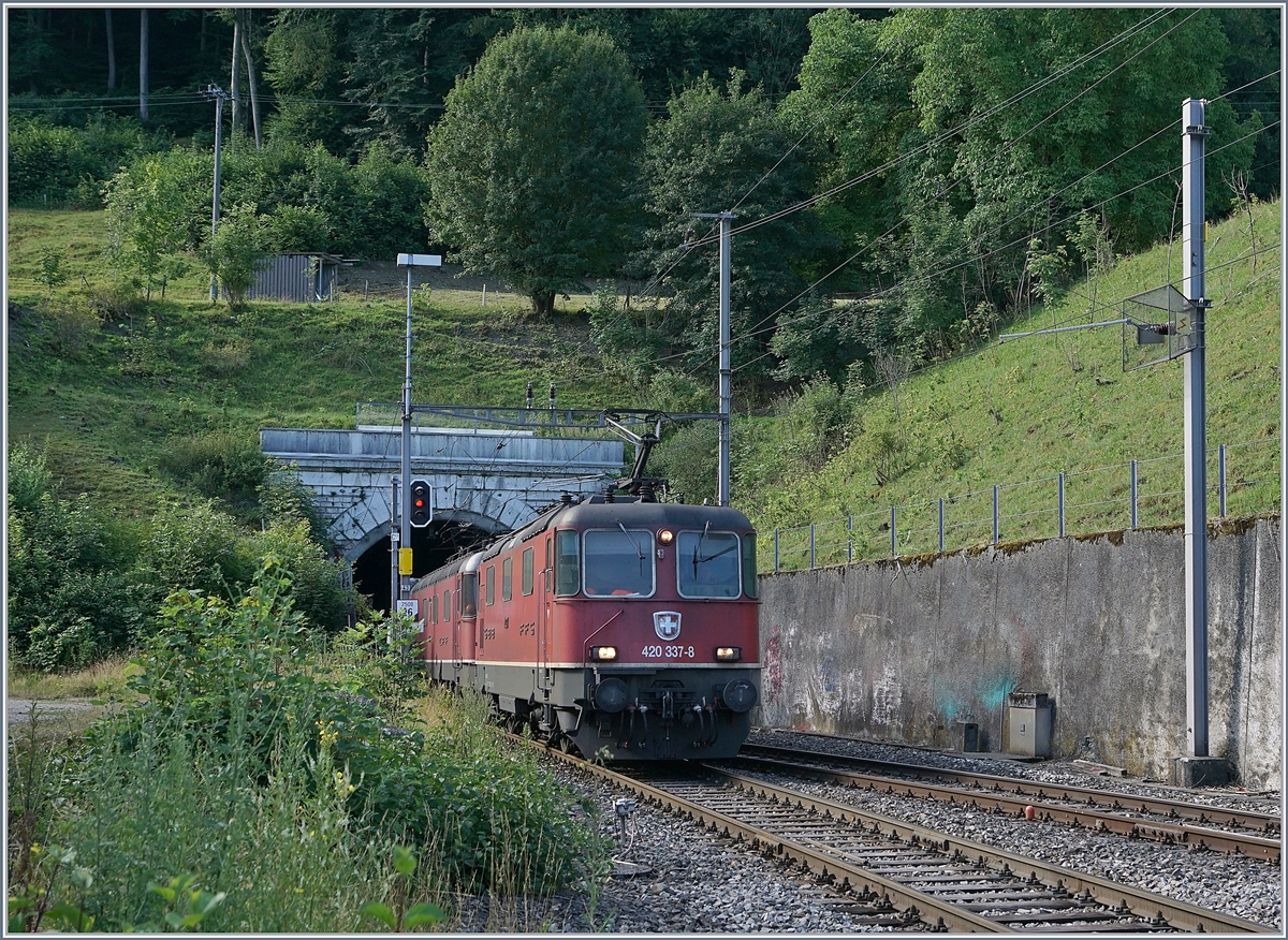 The SBB Re 420 37-8 and a SBB Re 6/6 in Läufelfingen.
11.07.2018
