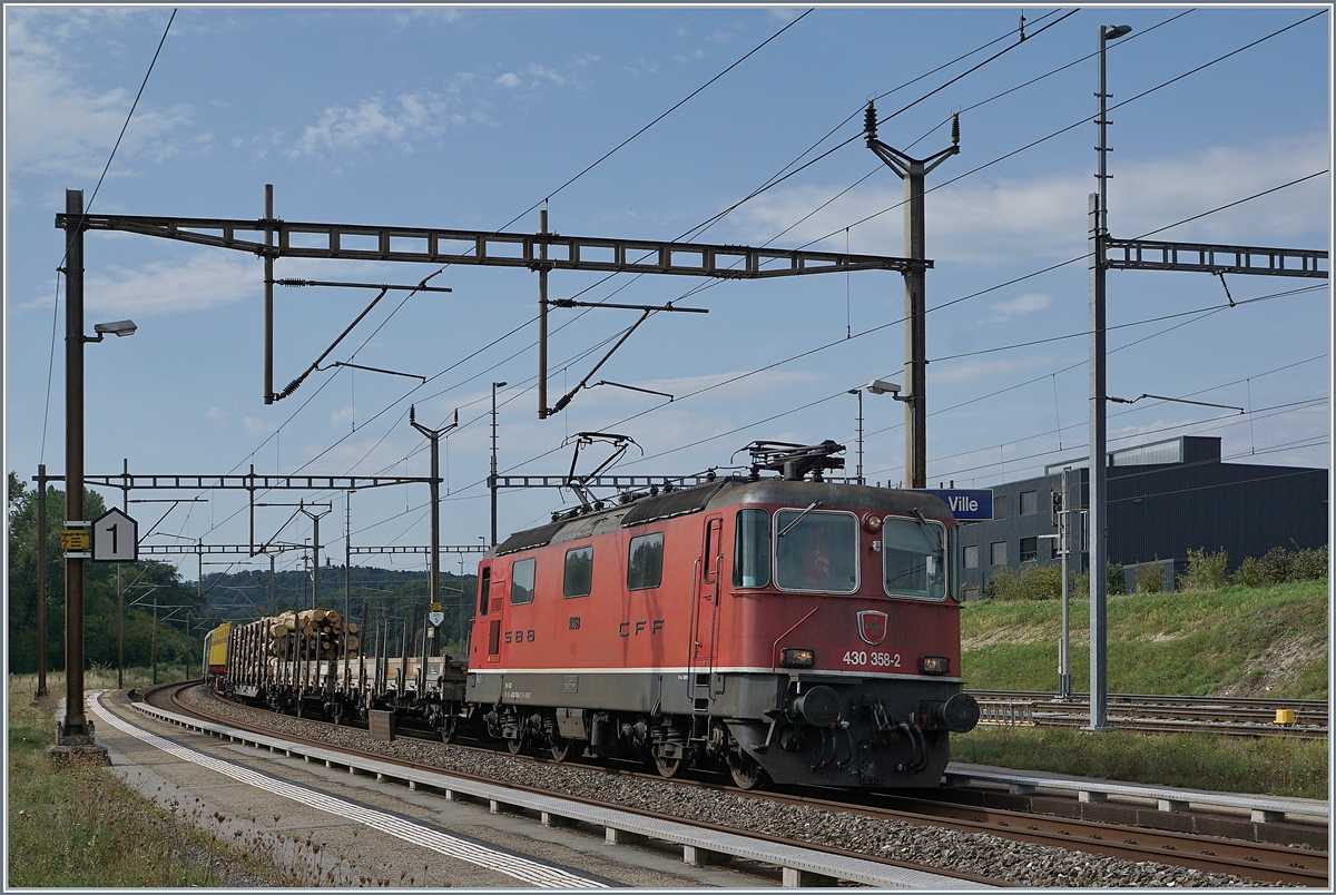 The SBB Re 430 358-2 with a Cargo train in Vufflens la Ville.
29.08.2018