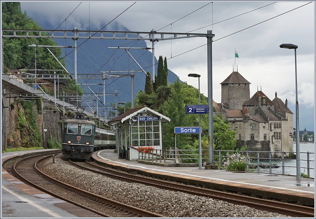 The SBB Re 4/4 11161 wiht his IR on the way to Geneva Airport by the Veytaux-Chillon Station. 13.06.2018