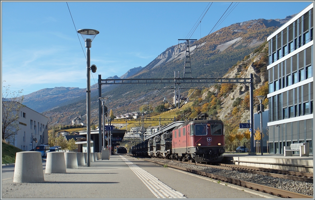 The SBB Re 4/4 11358 wiht a military cargo train in Leuk.
26.10.2015