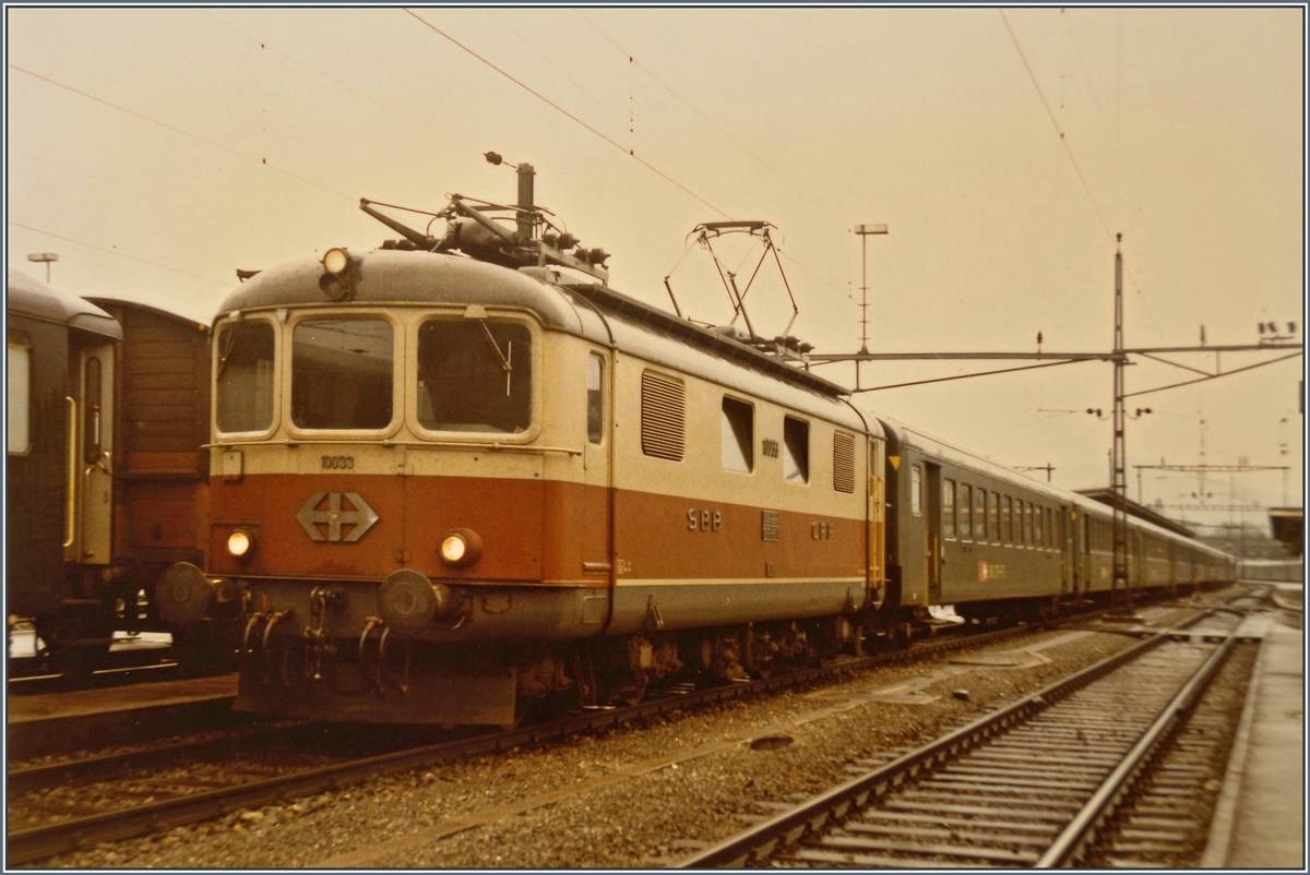 The SBB Re 4/4 I 10033 in Délemont. 
Analog picture from the 16.09.1984