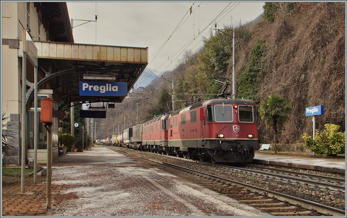 The SBB Re 4/4 II 11285 and a Re 6/6 in Preglia. 
27.01.2015