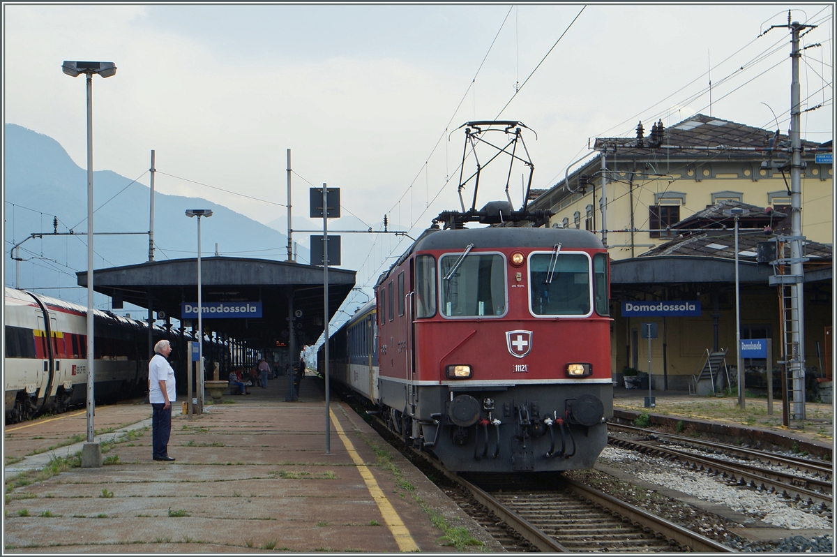 The SBB Re 4/4 II 11121 with an IR to Brig in Domodossola.
13.05.2015