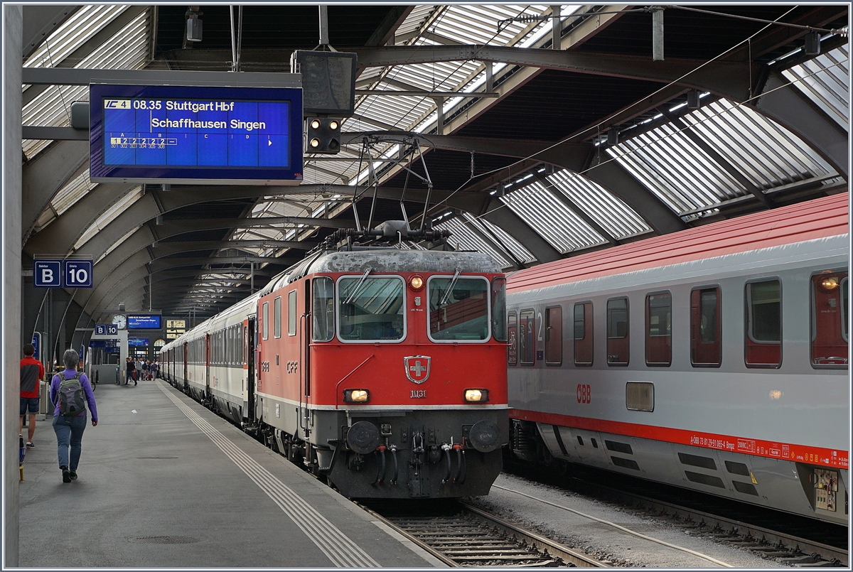 The SBB Re 4/4 II 11134 with an IC to Stuttgart in Zuerich Main Station.
24.06.2018