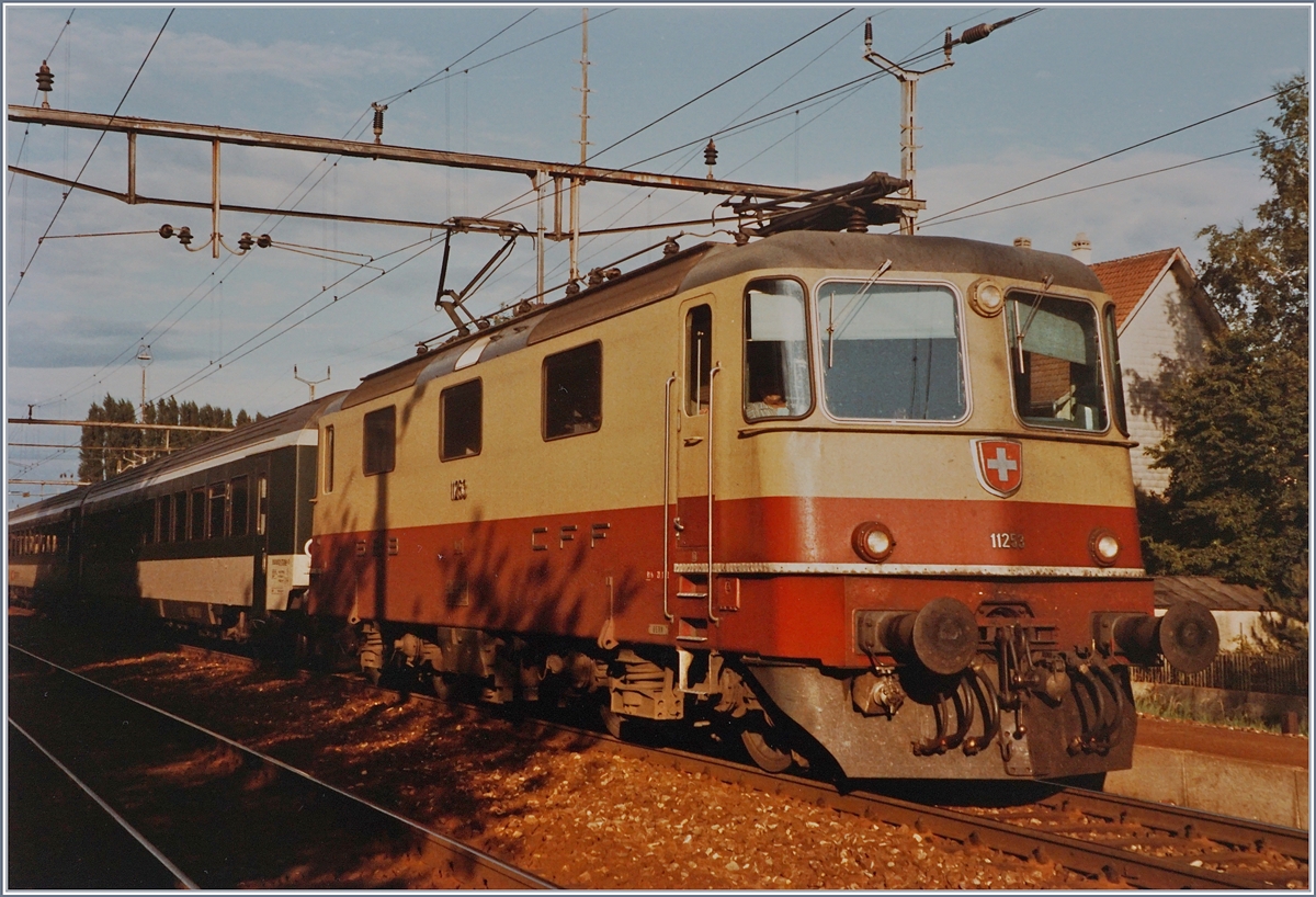The SBB Re 4/4 II 11253 wiht the fast train service 538 by his stop in Grenchen Süd.

04.08.1984