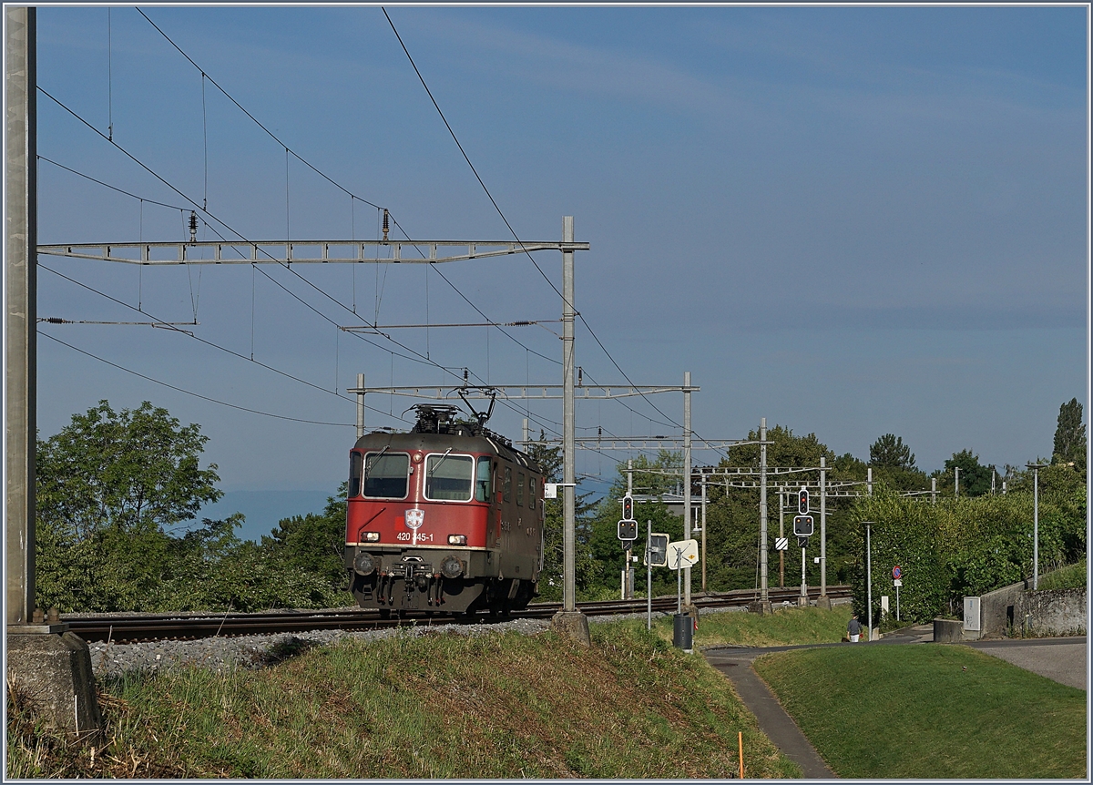 The SBB Re 4/4 II 11345 (Re 420 345-1) between La Coversion and Bossière. 

14.07.2020