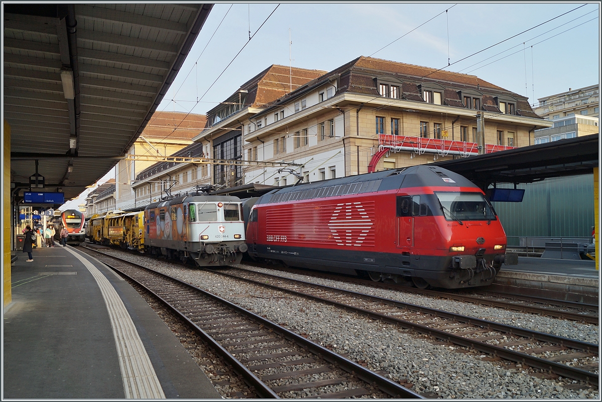 The SBB Re 4/4 II 11344 (Re 420 344-4 / UIC 91 85 4420 344-4 CH SBBC) wiht the service composition  D-Krebs 99 80 91 24 011-4  and the Re 460 112-6 wiht his IR to Luzern in Lausanne.

17.04.2021