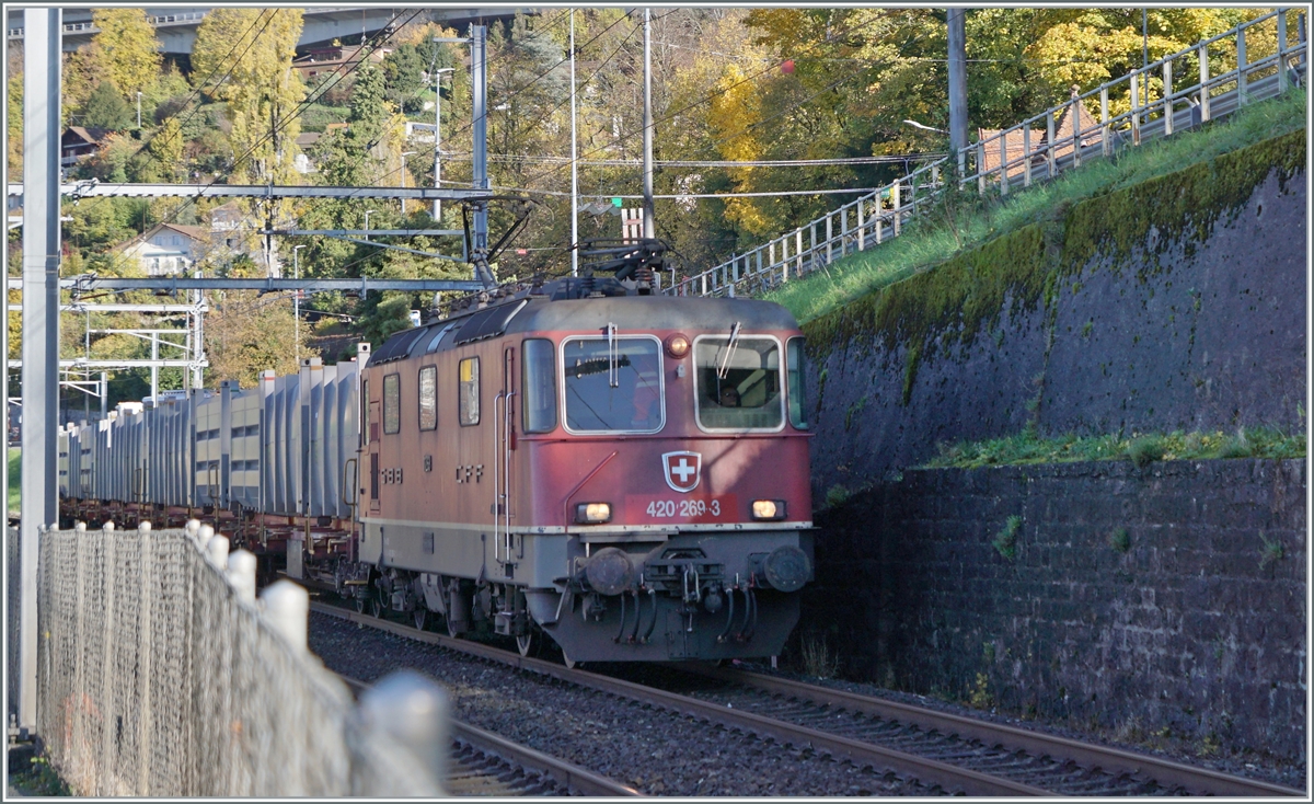 The SBB Re 4/4 II 11269 (Re 420 269-3) with a cargo train by Villeneuve. 

16.11.2022