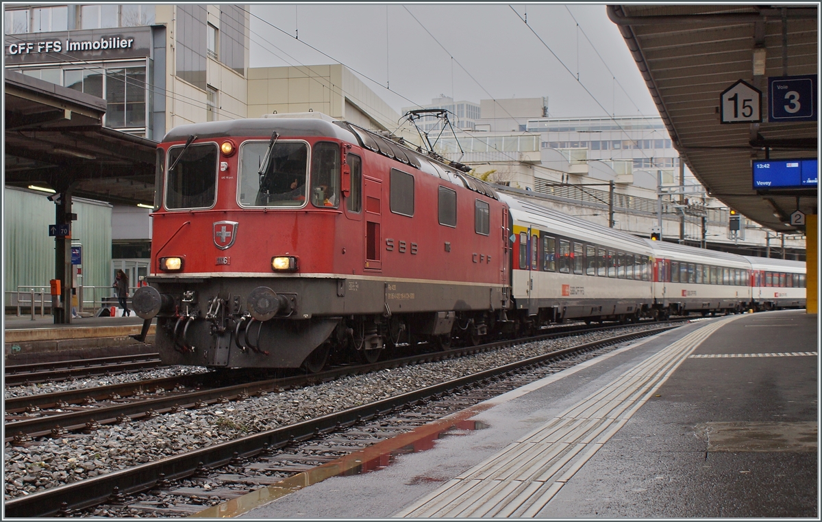 The SBB Re 4/4 II 11116 with one of the last service vor a IR in this area.

08.12.2021