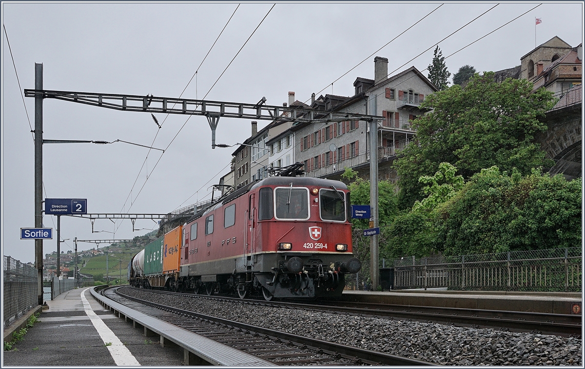 The SBB Re 4/4 II 11259 (Re 420 259-4) in St Saphorin on the way to St Maurice.

11.05.2020