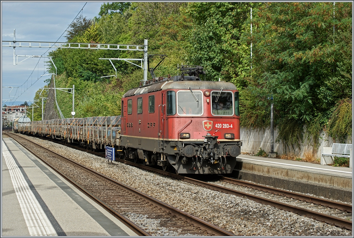 The SBB Re 4/4 II 11283 (Re 420 283-4) with a Cargo Train by Burier on the way to Villeneue.

07.09.2022