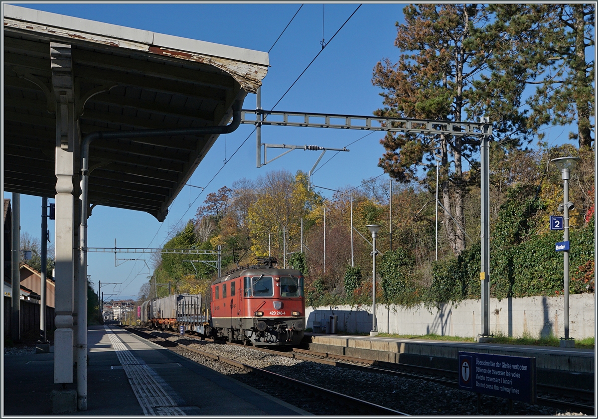 The SBB Re 4/4 II 11240 (Re 420 240-4) with is Cargo Service on the way to St Maurice in Burier. 

23.11.2023