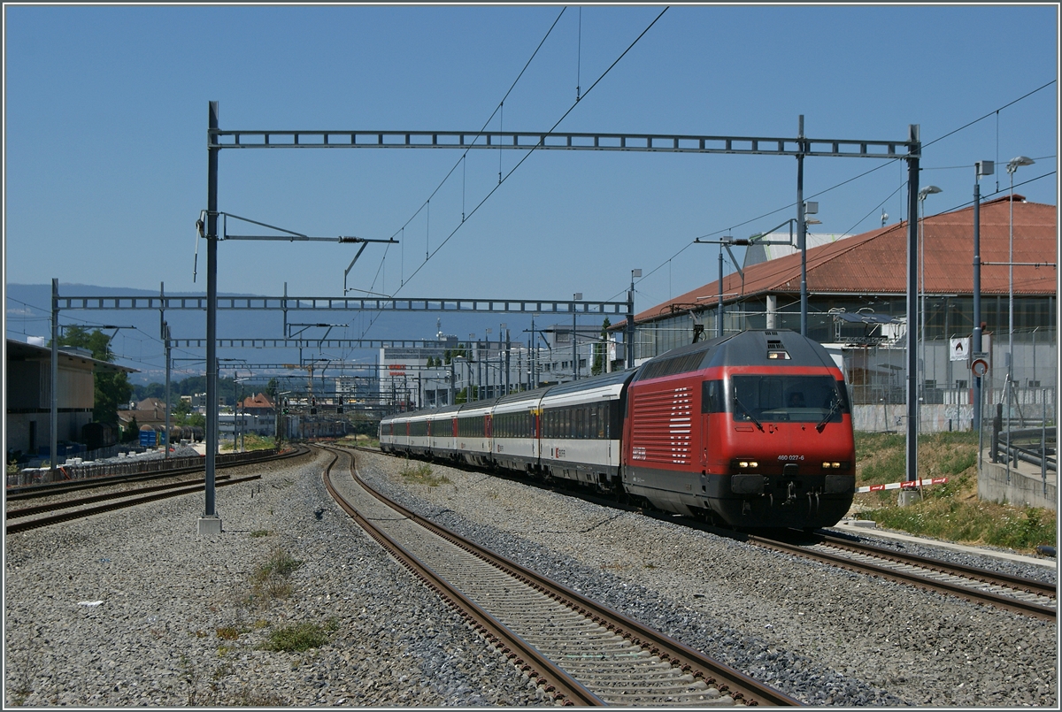 The SBB Re 460 027-6 with an IR to Luzern in Prilly-Malley.
10.07.2015