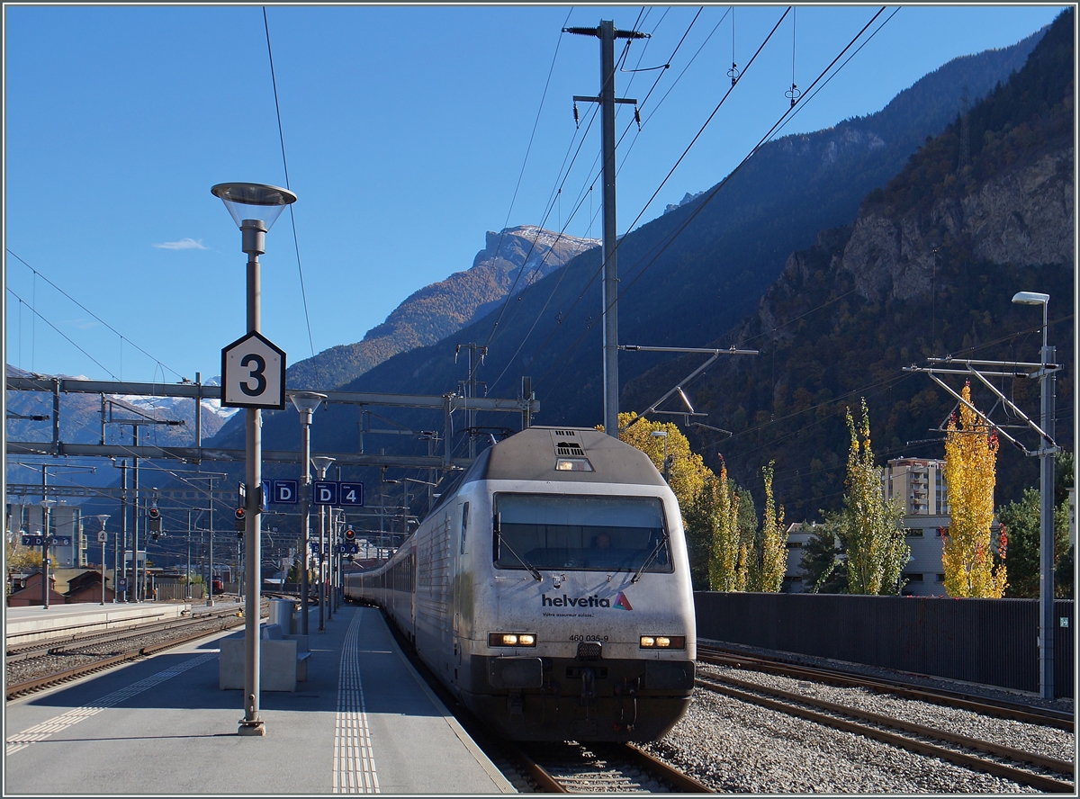The SBB Re 460 035-6 with an IR to Geneva in Visp.
26.10.2015