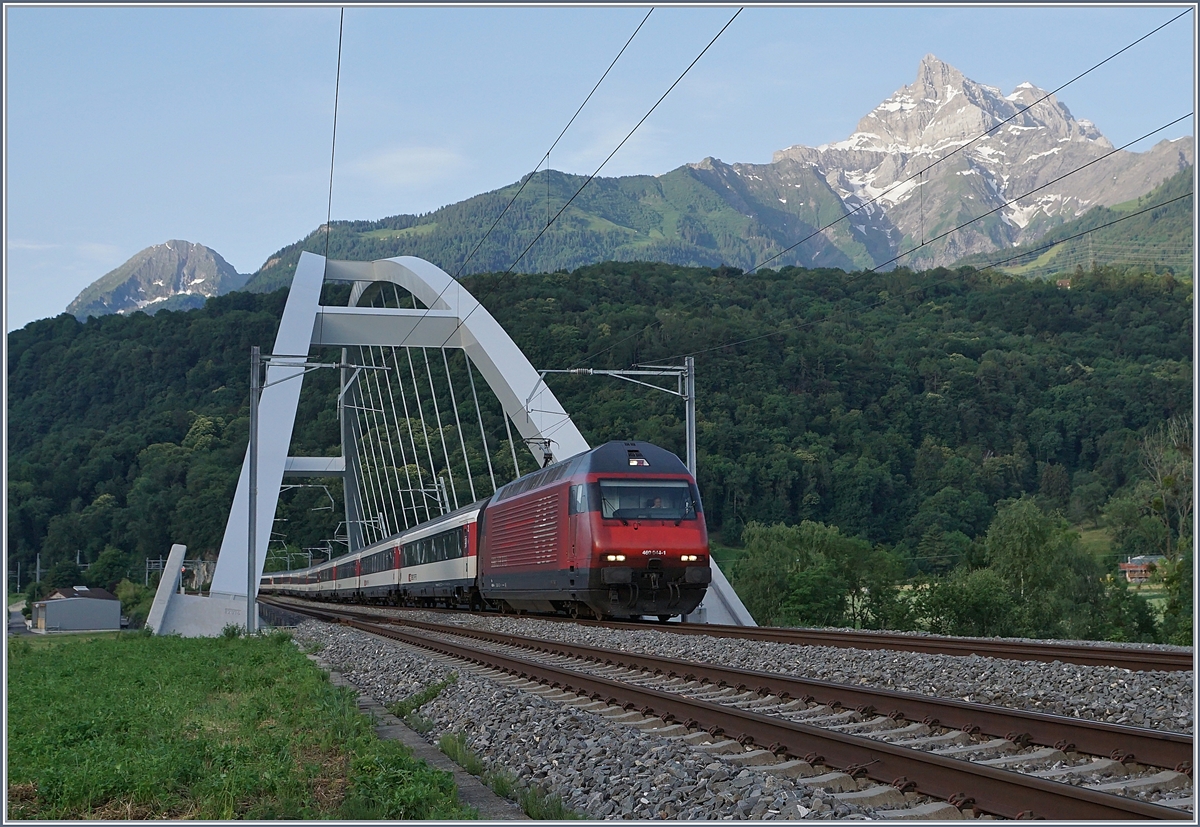 The SBB Re 460 044-1 with an IR 90 between St Maurice and Bex on the way to Geneva. 

25.06.2019