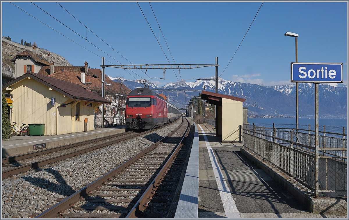 The SBB Re 460 059-9 with an IR to Brig in St Saphorin.
24.03.2018