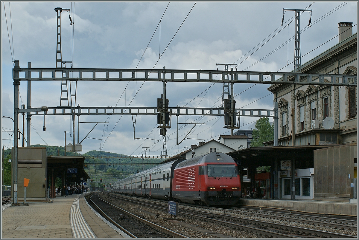 The SBB Re 460 070-6 with an IR/IC in Liestal.
22.05.2012