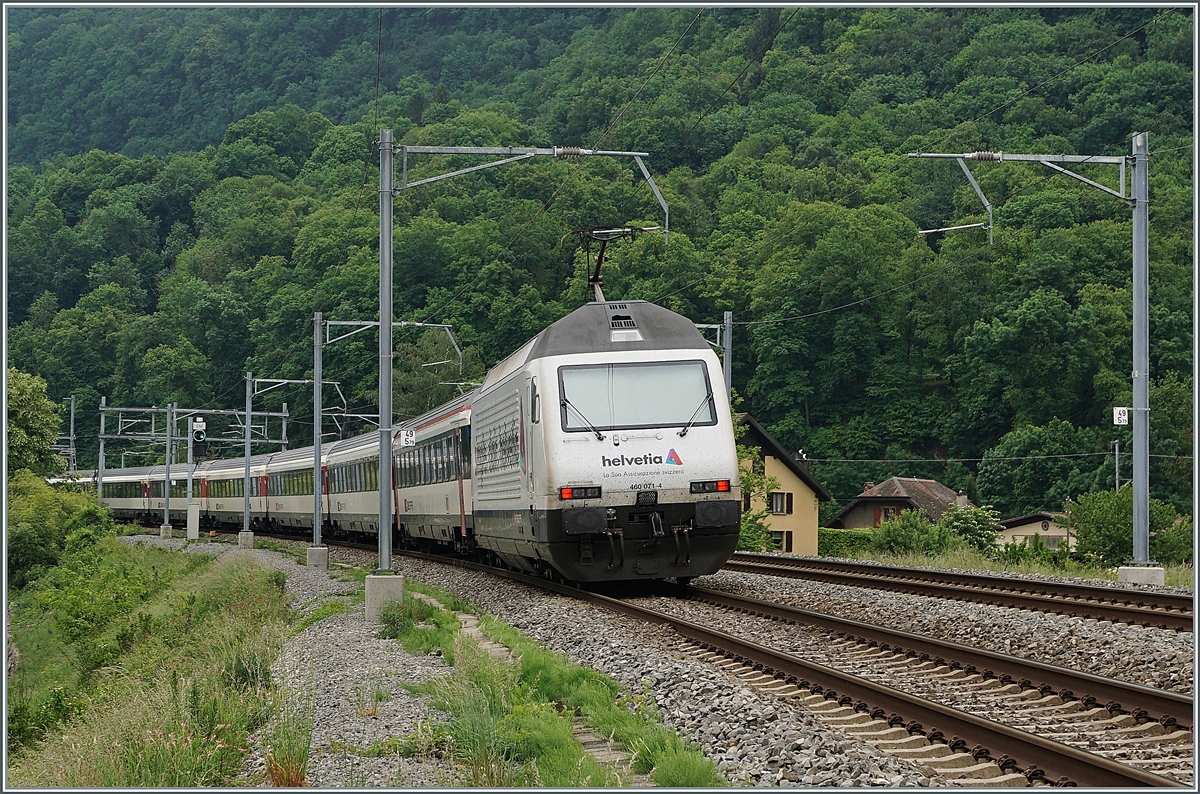 The SBB Re 460 071-4  Helvetia  with a IR 90 on the way to Brig by St-Maurice. 

14.05.2020