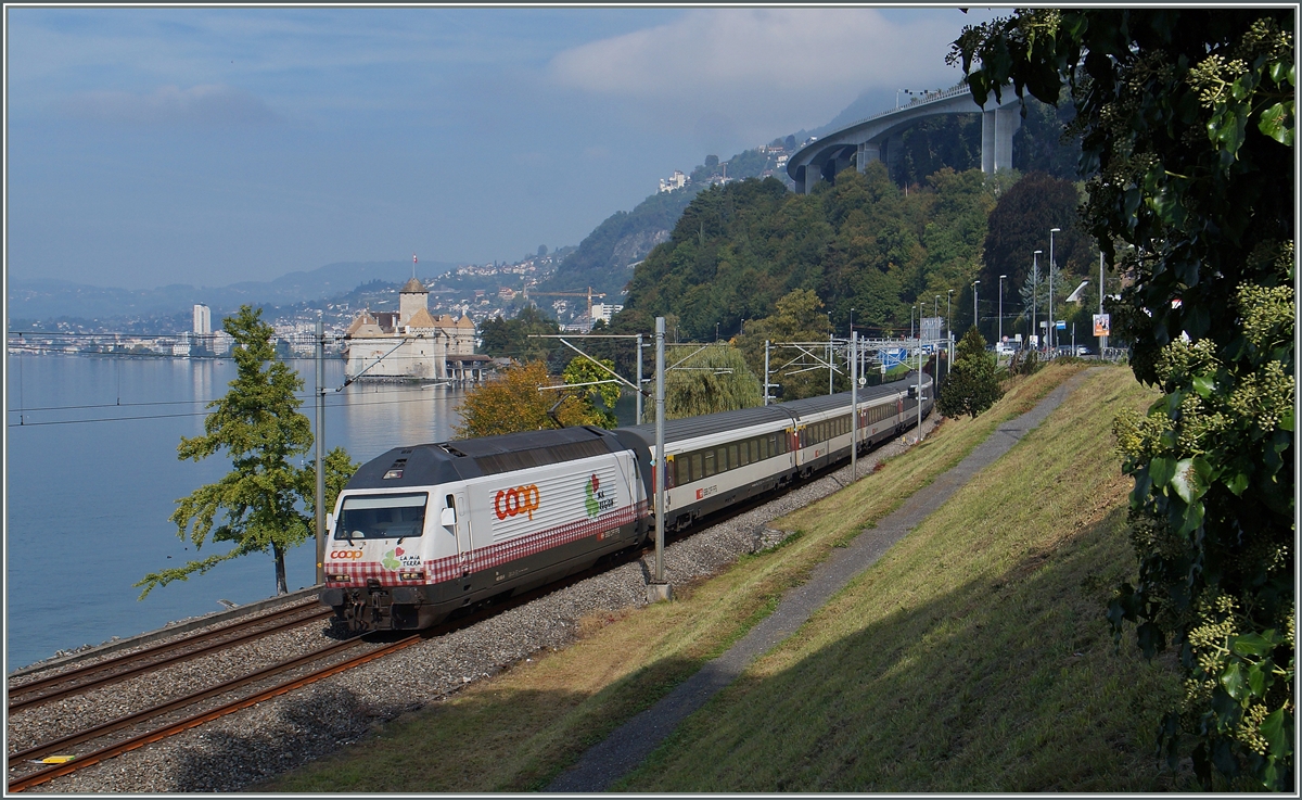 The SBB Re 460 083-9 by the Castle of Chillon.
02.10.2015