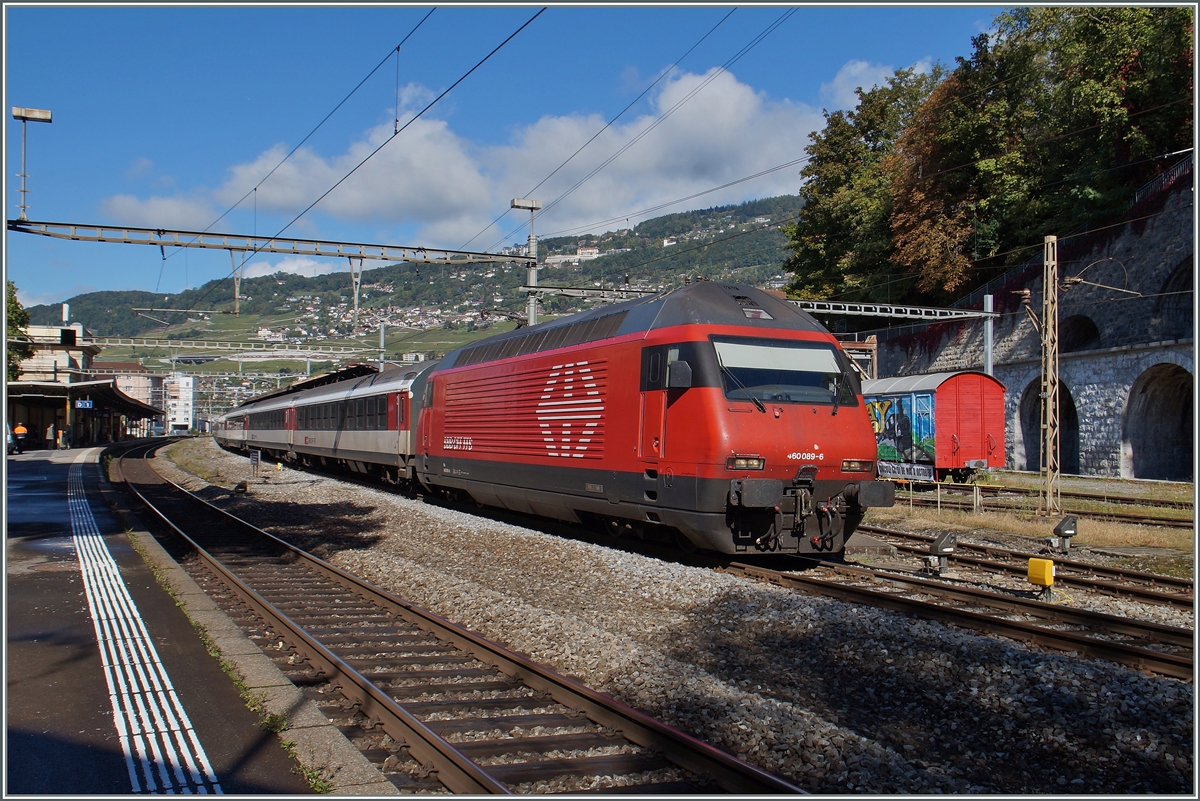 The SBB Re 460 089-6 with an IR to Brig in Vevey.
04.10.2015