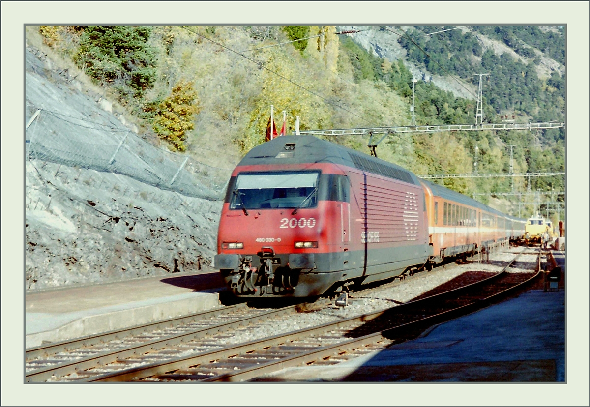 The SBB Re 460 wiht an EC from Milano to Bern in Hohtenn. 

Analog picture from 10/1995