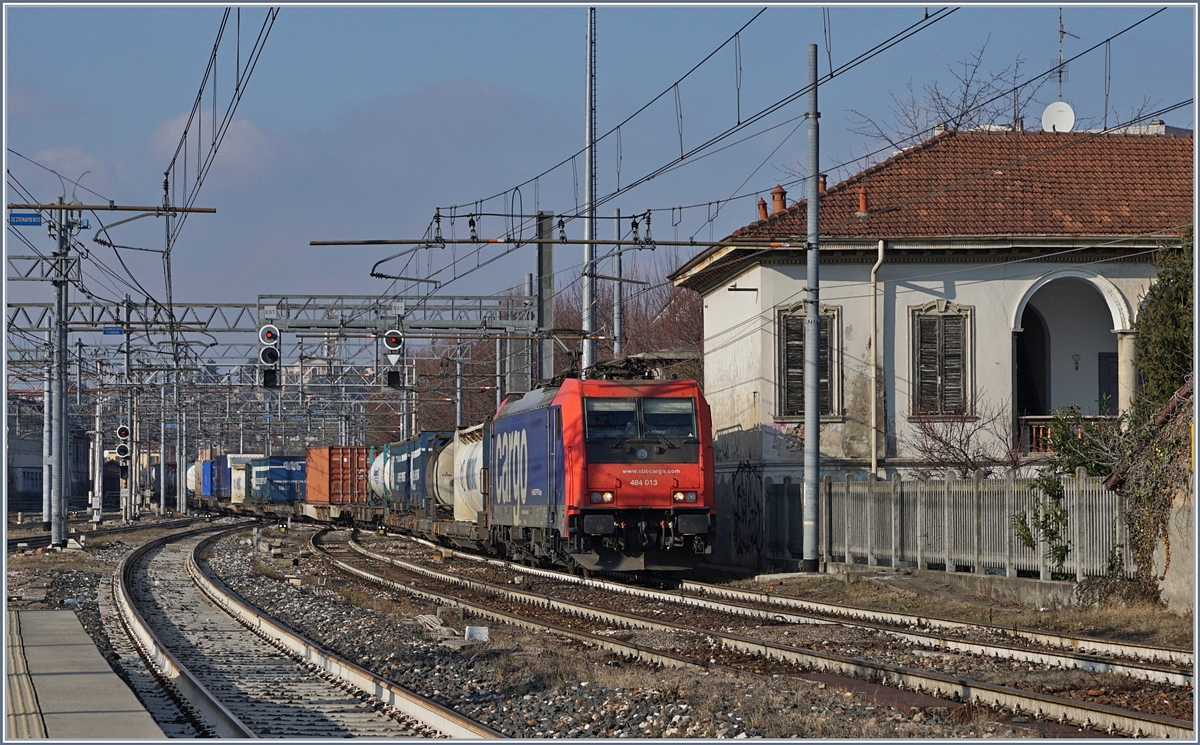 The SBB Re 484 013 is arriving with a Cargo Train at Gallarte.
16.01.2018