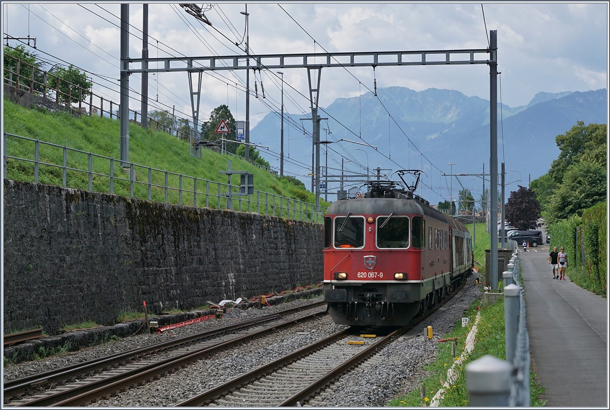 The SBB Re 620 067-9 with the  Novelis  Cargo Service from Sierre to Göttingen by Villeneuve . 

08.07.2019