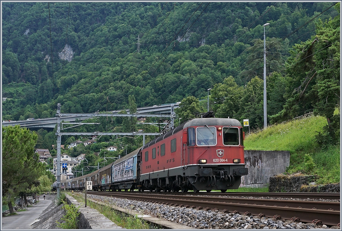 The SBB Re 620 084-4 with a Cargo train by Villeneuve. 


08.07.2019 