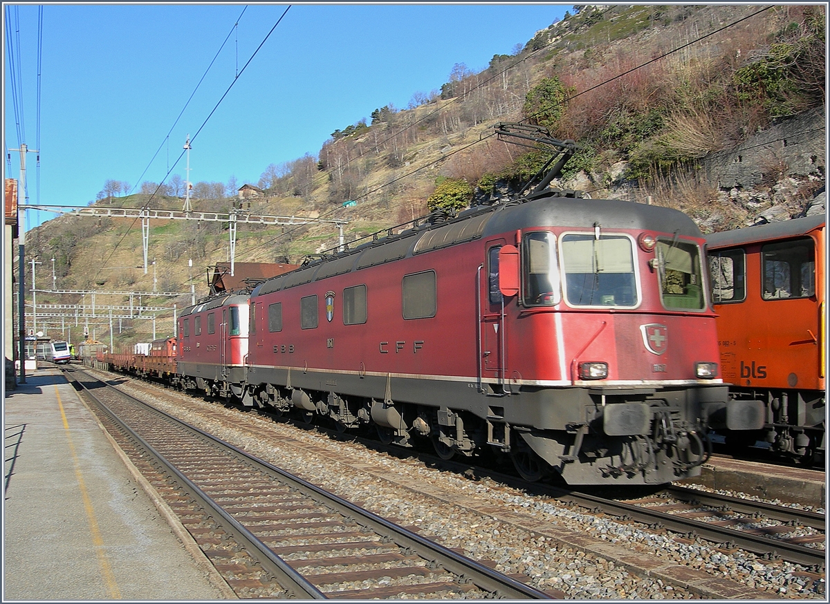 The SBB Re 6/6 11617 and a Re 4/4 II wiht a Gargo Train in Ausserberg.
16.03.2007