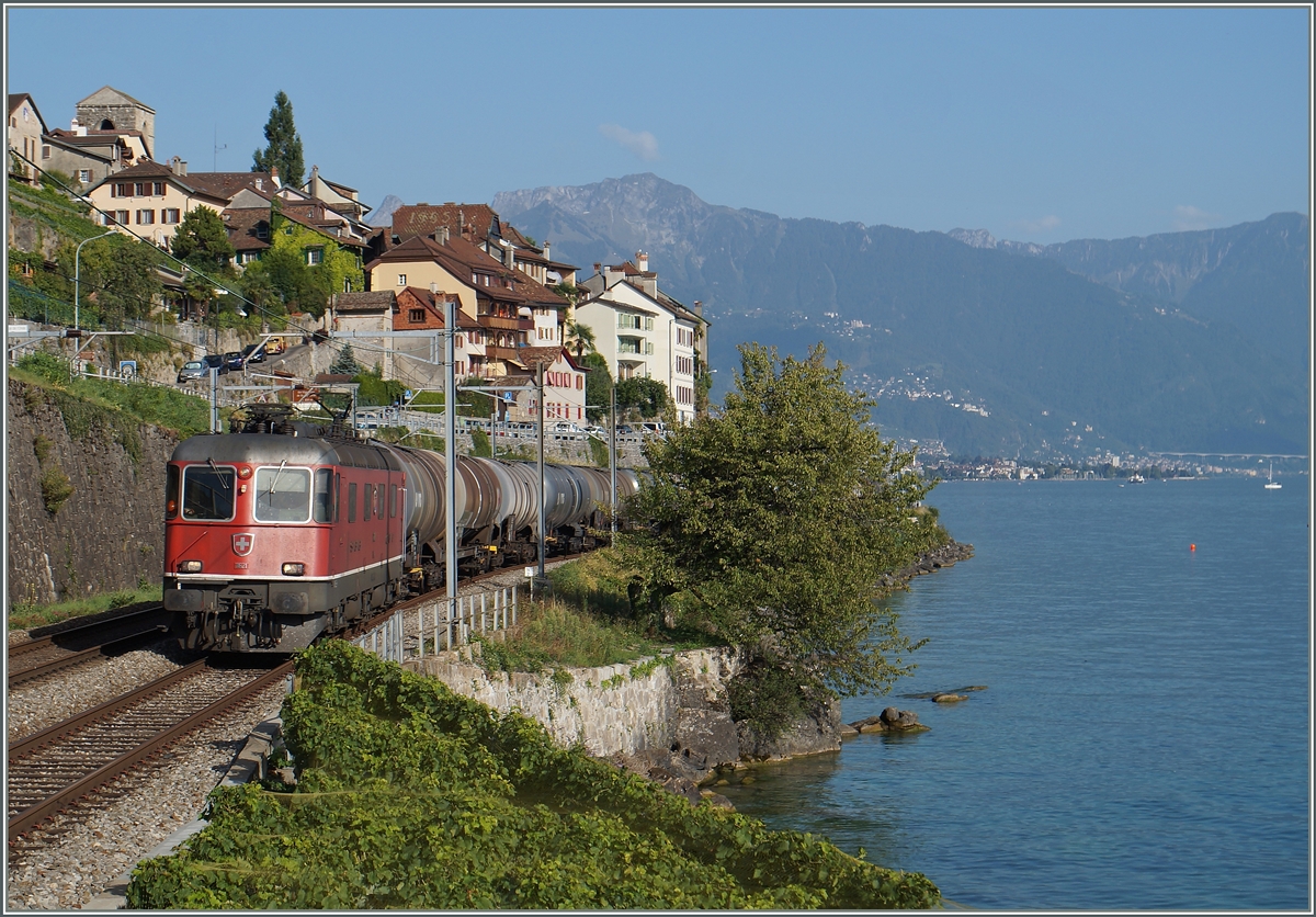 The SBB Re 6/6 11621 with a Cargo Train by St Saphorin. 
31.08.2015