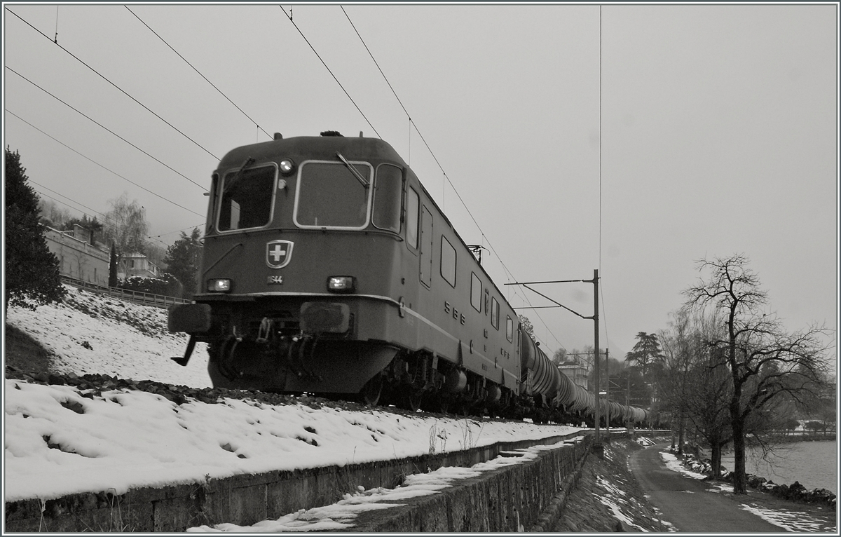 The SBB Re 6/6 11644 on the way to Lausanne near Vevey.
02.02.2012