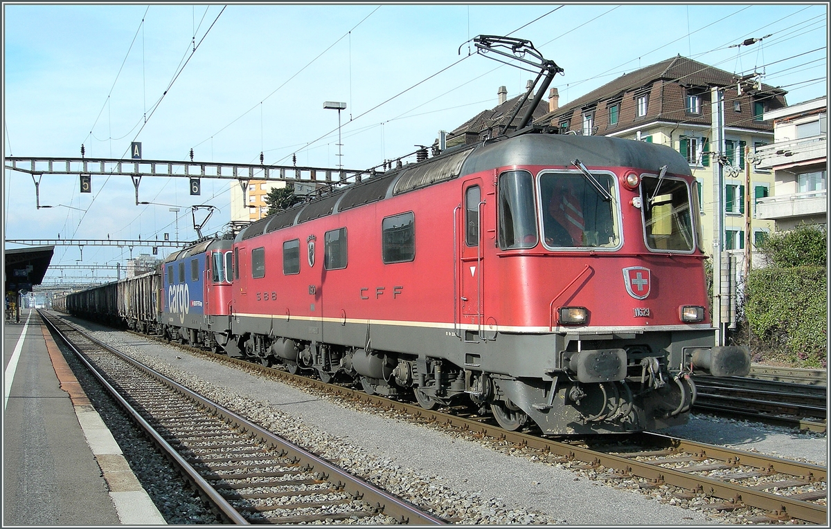 The SBB Re 6/6 and a Re 4/4 II in Renens VD.
26.01.2011