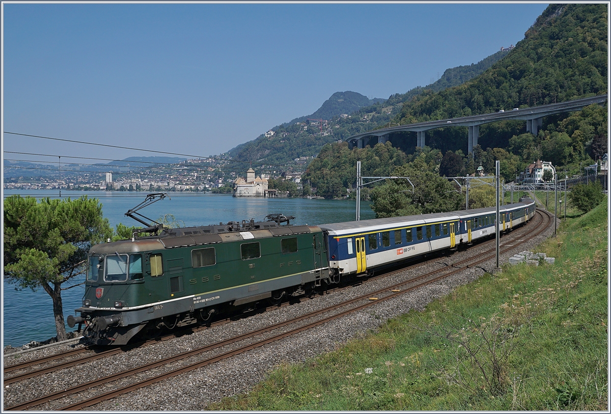 The SBB Re4/4 II 11161 with a Dispozug by the Castle of Chillon.
21.08.2018
