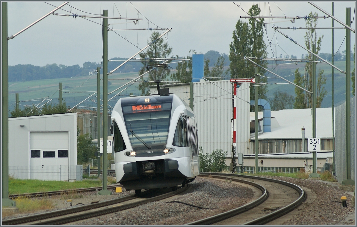 The SBB /THUBO GTW RABe 526 040-6 on the way from Erzingen (Baden) to Schaffhausen is arriving at Neunkirch.

06.09.2022