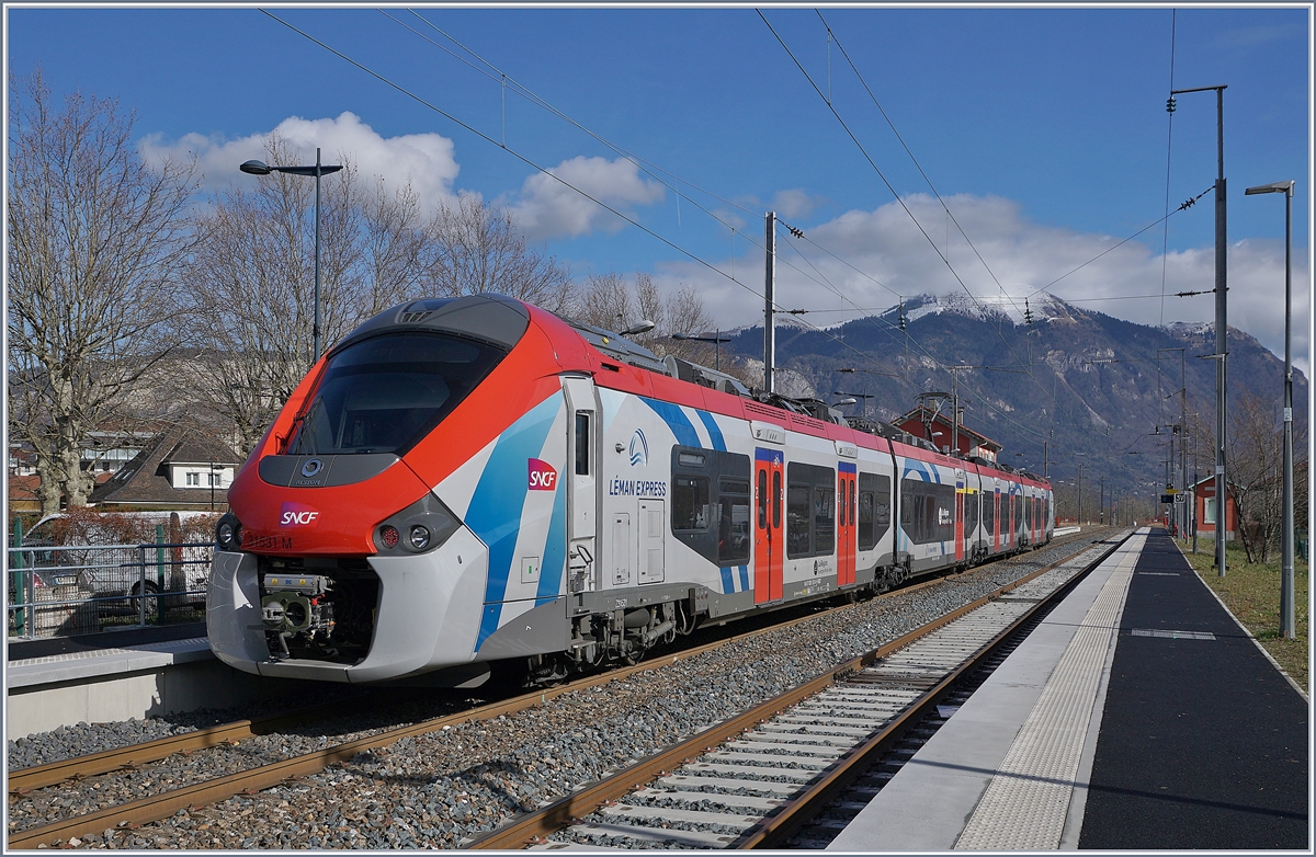 The SBCF Z 31 531 M on the way from Coppet to St Gervais le Fayet is arriving at St Pierre en Faucigny.

21.02.2020