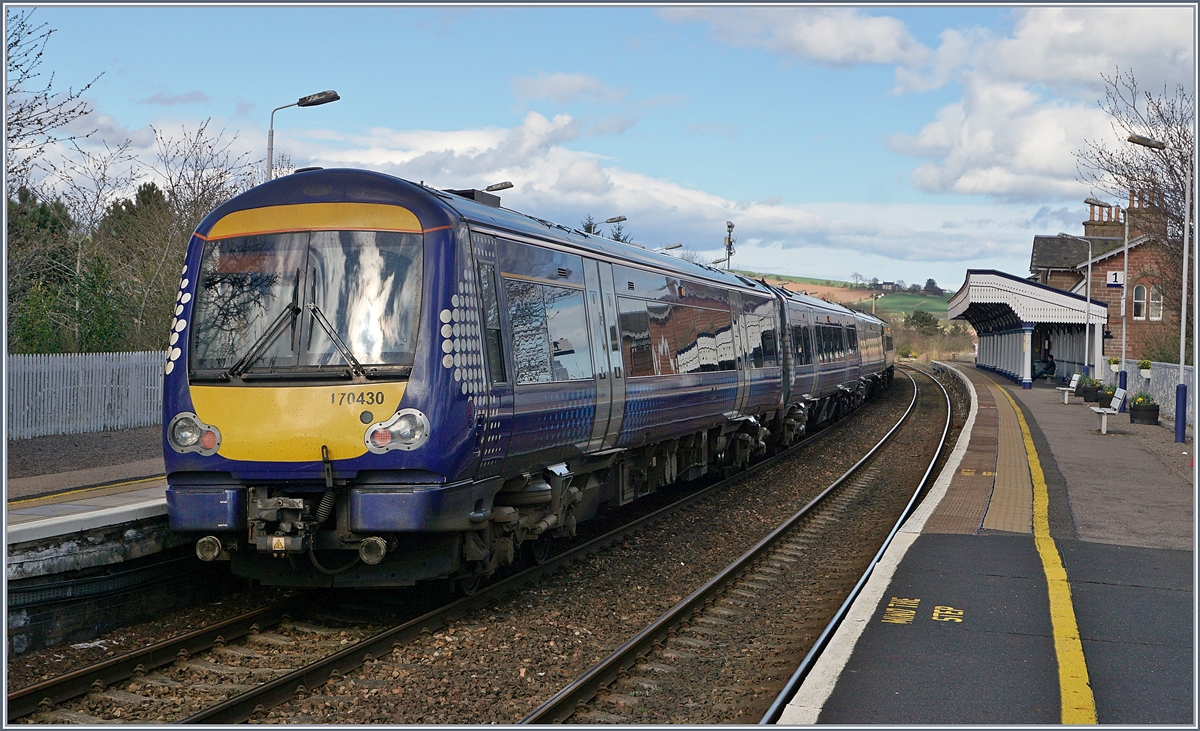 The ScotRail Class 1708 (170430 on the way to Aberdeen in Stonehaven.
22.04.2018
