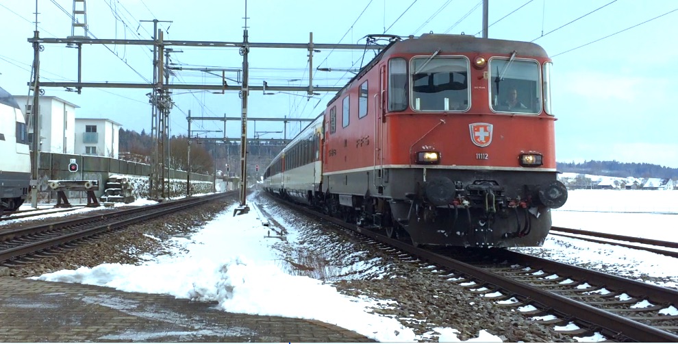 The SFR (Swiss Federal Railroad) Re 4/4 II No. 11112 went through at the station Bassersdorf, in the canton Zurich, on 15.1.17 at 13.36 clock. The locomotive went with (SBB) SFR EW IV wagons as IR (Interregio) to Basel SFR (SBB).