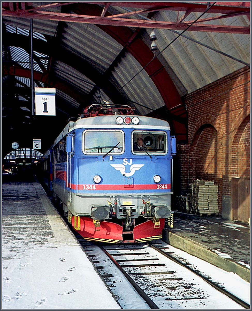 The SJ RC 1344 in Malmö C.
Analog pictures from the march 2001