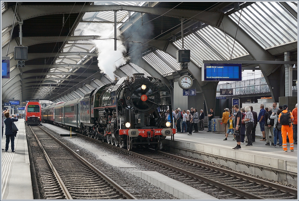 The SNCF 141 R 1244 (Verein Mikado 1244) in Zuerich Main Station.
24.06.2018