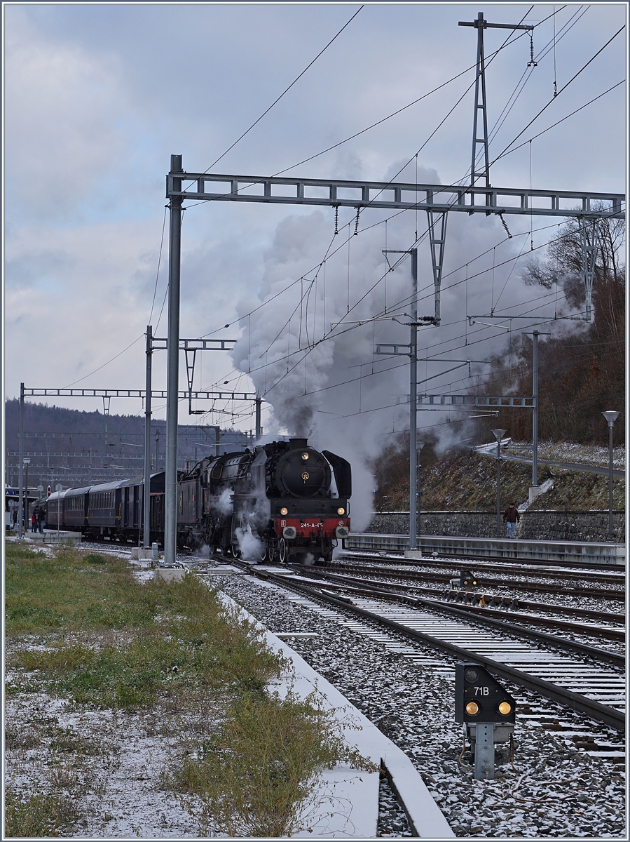 The SNCF 241-A-65 is leaving Koblenz.
09.12.2017